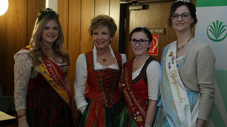 Von links Forchheims Bierkönigin Carine II., Carolin Reiber, Kirschenkönigin Sandra I. und Meerrettichkönigin Christine I. Foto: Franz Galster