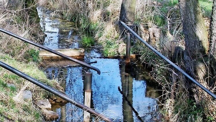 An der Altachquelle möchte die Gemeinde das Tretbecken vergrößern und besser zugänglich machen und mit neuen Steinen einfassen. Zudem soll sich die Rote Quelle in einen offenen Graben ergießen. Ebenfalls vorgesehen sind Sitzmöglichkeiten, Infotafeln und zwei kleine Brücken.