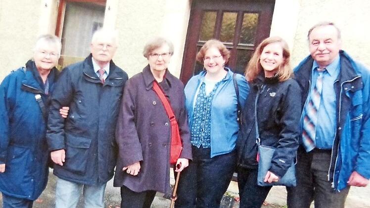 Herta und Peter Friedmann, Rosalie, Marian und Karen Alexander sowie Dietmar Stadter (v. l.) vor dem Haus in der Brunnengasse.