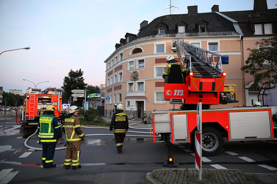 Kellerbrand breitet sich in einem Hofer Mehrfamilienhaus aus