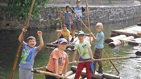 Das Dahingleiten mit dem Flo&szlig; auf der Kronach war bisweilen ein recht feuchtfr&ouml;hliches Vergn&uuml;gen. Foto: Heike Sch&uuml;lein