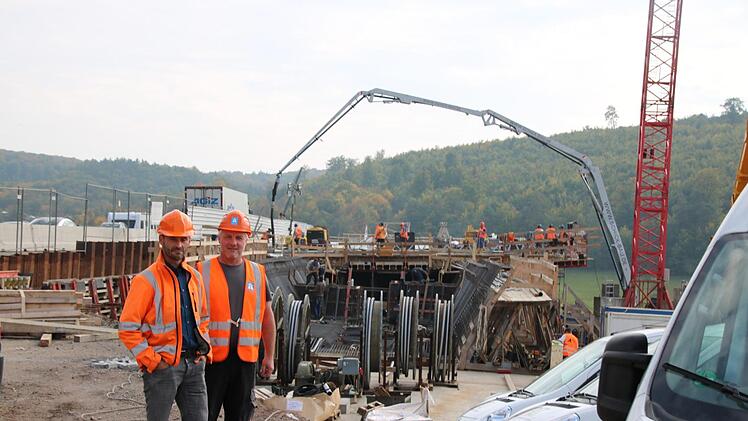 Jede Woche werden 25 Meter Autobahn-Brücke betoniert und übers Tal neben dem Klöffelsberg geschoben. Foto: Ralf Ruppert