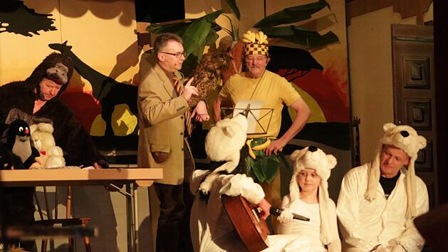 Professor Grzimek (Stephan Melzer) mit Gorilla, Bananenstaude und Eisbären  am Ende seiner zoologischen Erkundung bis zur Hinterkunnersreuther  Hochebene.Klaus Klaschka