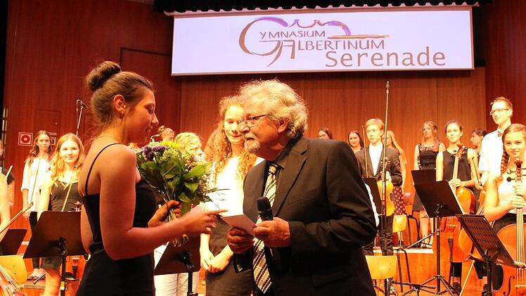 Das Albertinum in Klang und Fülle bei der Serenade 2018 im Kongresshaus. Orchesterleiter Martin Bram   wurde verabschiedet. Carolin Herrmann