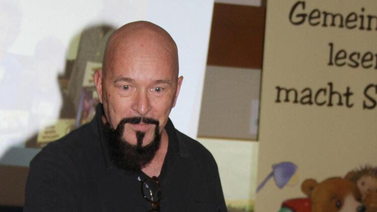 Harald Kiesel war der Stargast der Lesenacht: Der Journalist und Autor hat einen eigenen Verlag und hat an Filmb&uuml;chern und an verschiedenen Sachb&uuml;chern der Reihe "Willi will's wissen" mitgearbeitet.