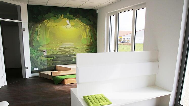 Viel Grün: Das Wartezimmer mit Blick auf eine weite grüne Wiese am Rattelsdorfer Ortsrand.