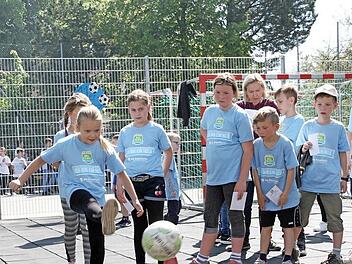 Ein Spa&szlig; f&uuml;r M&auml;dchen und Jungen war die "Ballhelden"-Aktion an der Eggolsheimer Schule.  Foto: Mathias Erlwein