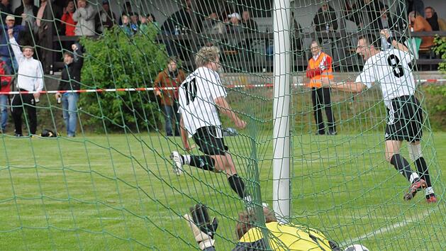 Das alles entscheidende Tor (samt machtlosem Keeper Alexander Kiep) beim Stechen des SV Albertshausen/ Wittershausen gegen den FC Poppenroth um die Vizemeisterschaft in der B-Klasse Rh&ouml;n Foto: ssp
