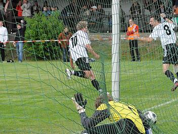 Das alles entscheidende Tor (samt machtlosem Keeper Alexander Kiep) beim Stechen des SV Albertshausen/ Wittershausen gegen den FC Poppenroth um die Vizemeisterschaft in der B-Klasse Rhön Foto: ssp