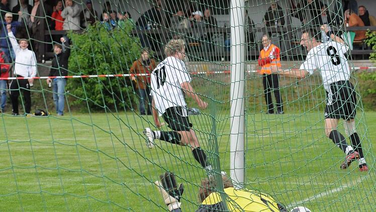 Das alles entscheidende Tor (samt machtlosem Keeper Alexander Kiep) beim Stechen des SV Albertshausen/ Wittershausen gegen den FC Poppenroth um die Vizemeisterschaft in der B-Klasse Rhön Foto: ssp