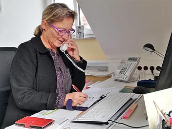 Kontaktsperre für Ursula Summa: Seit Beginn der Corona-Pandemie arbeitet die Kurseelsorgerin überwiegend am Telefon. Foto: Sigismund von Dobschütz