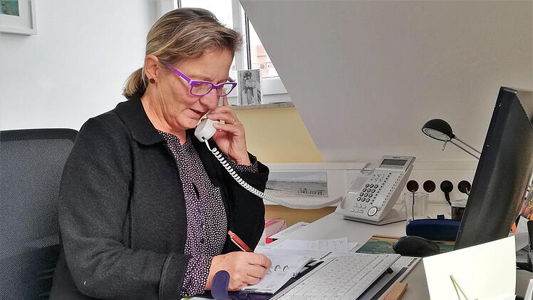 Kontaktsperre für Ursula Summa: Seit Beginn der Corona-Pandemie arbeitet die Kurseelsorgerin überwiegend am Telefon. Foto: Sigismund von Dobschütz