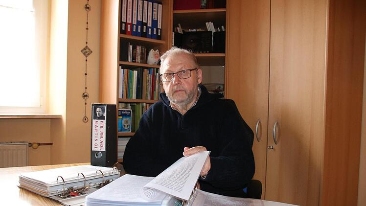 Der frühere Küster Franz-Josef Schneider hat jede Menge Bilder und Unterlagen zu Pfarrer Martin gesammelt.