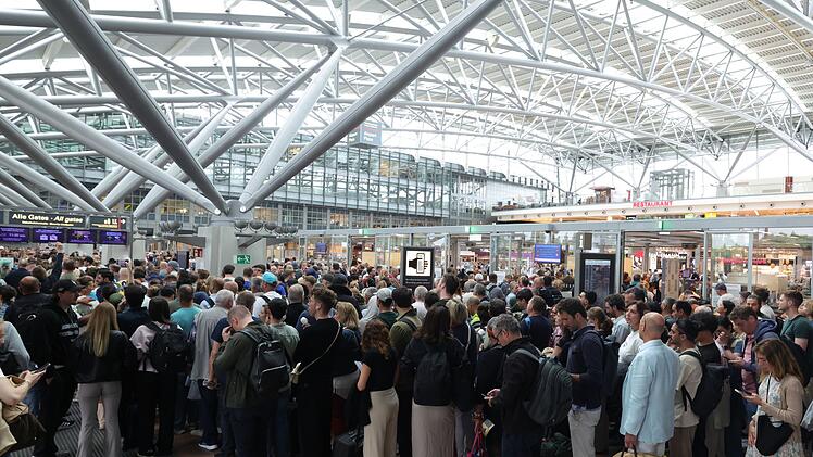 Sicherheitsbereich am Hamburger Flughafen ger&auml;umt