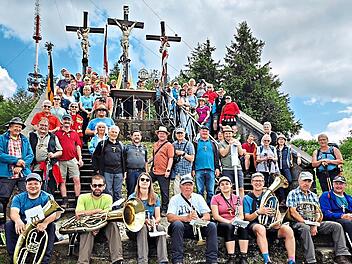 Die beiden Wallfahrtsgruppen aus Gr&auml;fendorf und Ebern an der Kreuzigungsgruppe des Kreuzberges. Oliver Frank