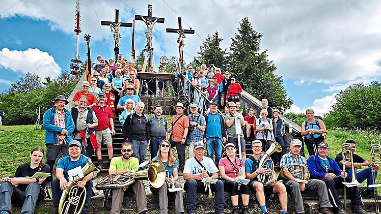 Die beiden Wallfahrtsgruppen aus Gr&auml;fendorf und Ebern an der Kreuzigungsgruppe des Kreuzberges. Oliver Frank