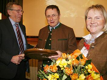 Aus den Händen des vorsitzenden der Waldbesitzervereinigung Kulmbach-Stadtsteinach Rudolf Hafner nahmen der Kulmbacher Oberbürgermeister Henry Schramm und Stadtförsterin Carmen Hombach den Holzpreis entgegen. Foto: Sonja Adam