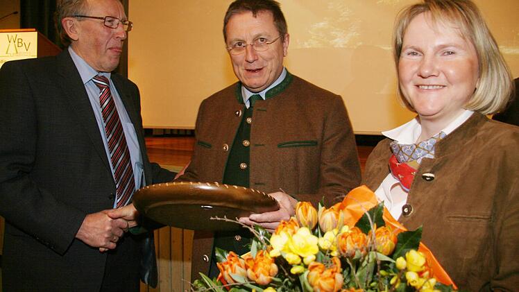 Aus den Händen des vorsitzenden der Waldbesitzervereinigung Kulmbach-Stadtsteinach Rudolf Hafner nahmen der Kulmbacher Oberbürgermeister Henry Schramm und Stadtförsterin Carmen Hombach den Holzpreis entgegen. Foto: Sonja Adam