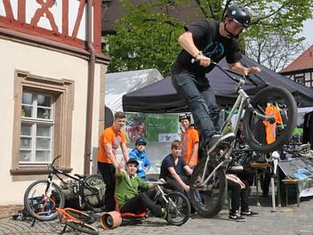 Johannes Winkelmann zeigt, dass man mit dem BMX-Rad nicht nur Rennen fahren kann. Fotos: Roland Meister