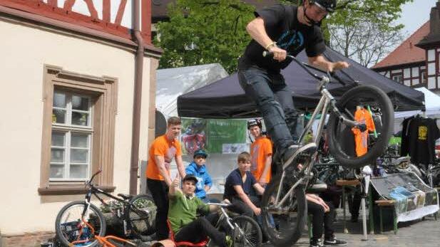 Johannes Winkelmann zeigt, dass man mit dem BMX-Rad nicht nur Rennen fahren kann. Fotos: Roland Meister