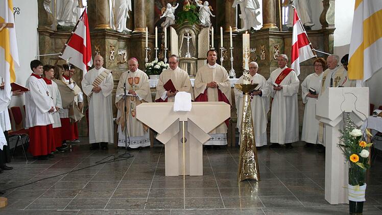 Ein seltenes Ereignis ist die Weihe eines neuen Altares, wie hier in der Premicher Kirche.  Fotos: Gabriele Sell