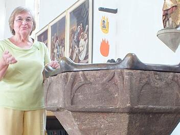 Betty Lehner ist ebenso wie ihre Tochter und ihre Enkelin über dem Taufstein von St. Magdalena getauft worden. Foto: Manfred Welker