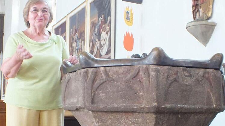 Betty Lehner ist ebenso wie ihre Tochter und ihre Enkelin über dem Taufstein von St. Magdalena getauft worden. Foto: Manfred Welker