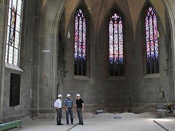 Dekan Roland Huth, Projektleiter Torsten Will und Fördervereinsvorsitzender Helmut Kollo (von links) in der leer geräumten St.-Augustin-Kirche.  Fotos: Ulrike Nauer