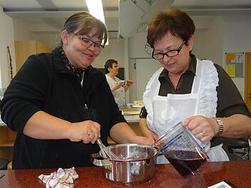 Zwei Fachfrauen unter sich. Die beiden Oberelsbacherinnen Hildegard Pörtner und Andrea Nußmann nahmen an der Fortbildung der Frauengruppe des VlF (Verband landwirtschaftlicher Fachschulabsolventen) in der Küche der Bischofsheimer Hauswirtschaftsschule teil. Foto: Marion Eckert