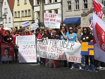 Die Erzieherinnen gehen auf die Straße. Sie fordern mehr Anerkennung und mehr Geld.  Foto: Josef Hofbauer