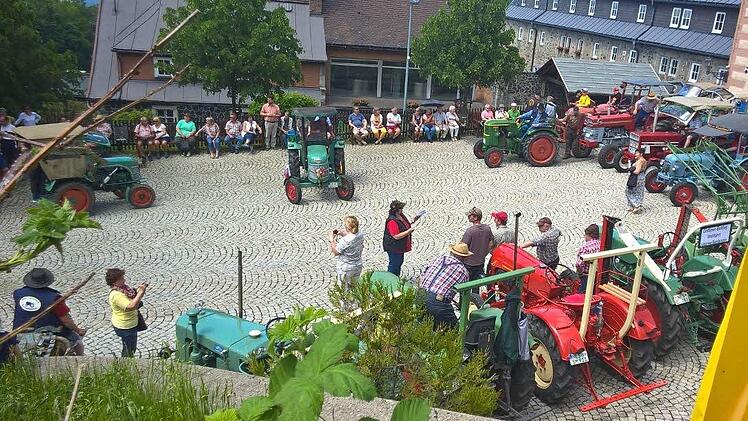 Traktoren-Wallfahrt auf den Kreuzberg. Foto: Annerose Hosenfeld