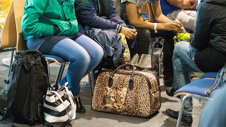 In der Turnhalle des Berufsschulzentrums in Herzogenaurach sind seit kurzem Flüchtlinge untergebracht.  Foto: Symbolbild/Archiv