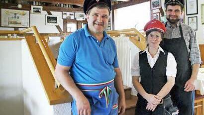 Einlass ganz ohne Fahrticket: Guiseppe Sanfilippo, Daniela Gareis und Domenico Sanfilippo (von links) heißen die Gäste im "La Stazione" herzlich willkommen. Zum Spaß haben sie sich hier als Schaffner-Team verkleidet.