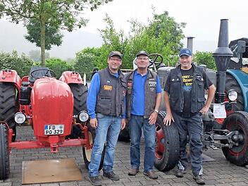 Sie waren extra aus Hünfeld angereist, die Traktorfreunde Mackenzell mit Bernd Binsack, Gerhard Göller und Edgar Hess. Fotos: Björn Hein