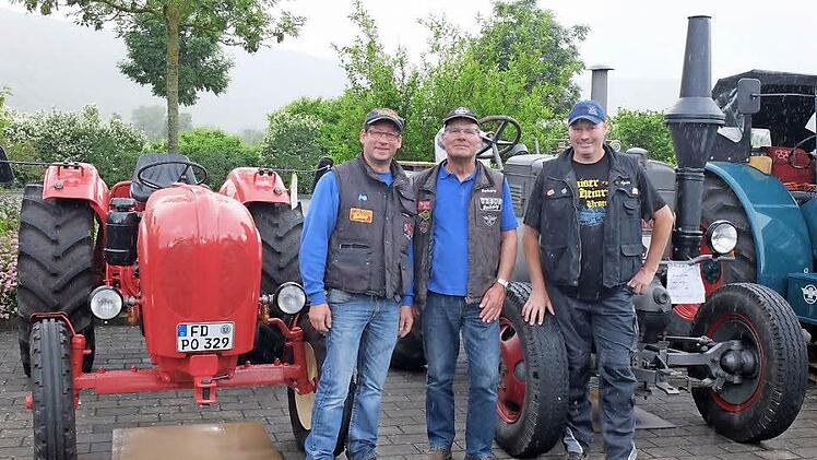 Sie waren extra aus Hünfeld angereist, die Traktorfreunde Mackenzell mit Bernd Binsack, Gerhard Göller und Edgar Hess. Fotos: Björn Hein