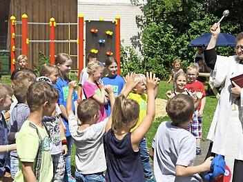Der Pfarrer Jan Poia segnete den neuen Spielplatz, auf den sich die Kinder gefreut haben. Foto: Michael Wunder