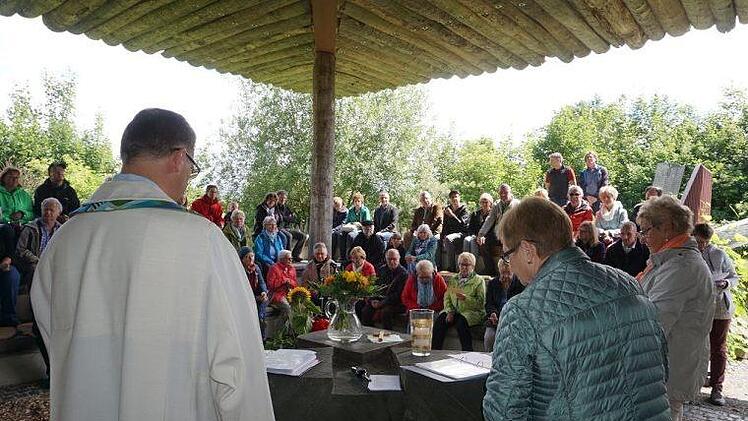 Gemeinsam beten - der Wort-Gottesdienst zum zehnjährigen Bestehen des Franziskusweges führte jung und alt zusammen.. Foto: Marion Eckert