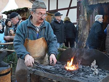 Das Handwerk hat bei der Aschacher Schlossweihnacht goldenen Boden. Holzschnitzer oder Schmied: Dem ein oder anderen kann man bei der Arbeit &uuml;ber die Schulter schauen.  Foto: Isolde Krapf