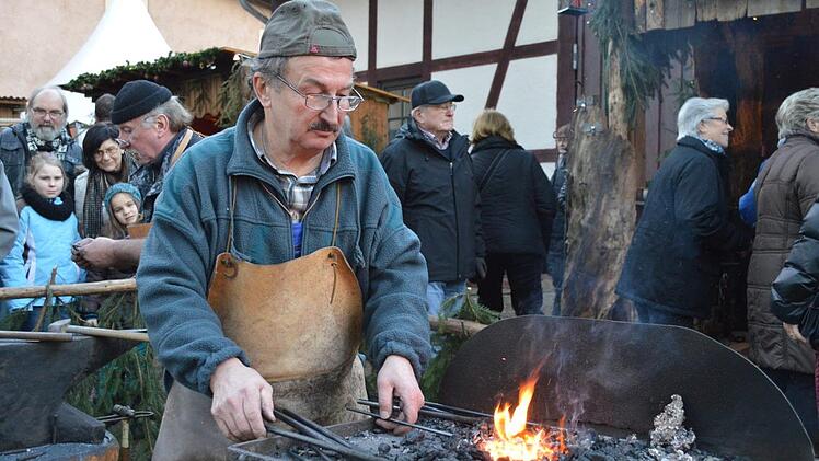 Das Handwerk hat bei der Aschacher Schlossweihnacht goldenen Boden. Holzschnitzer oder Schmied: Dem ein oder anderen kann man bei der Arbeit &uuml;ber die Schulter schauen.  Foto: Isolde Krapf