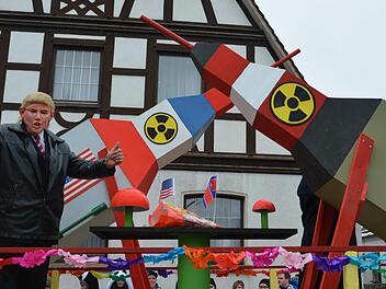 Die Botschaft ist unmissverständlich: Sowohl Donald Trum als auch Kim Jong-un (andere Wagenseite) hatten ihren großen Auftritt. Foto:  Björn Hein