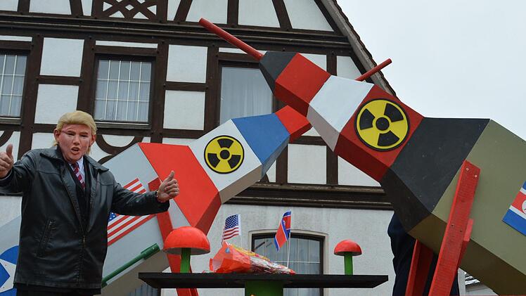 Die Botschaft ist unmissverständlich: Sowohl Donald Trum als auch Kim Jong-un (andere Wagenseite) hatten ihren großen Auftritt. Foto:  Björn Hein