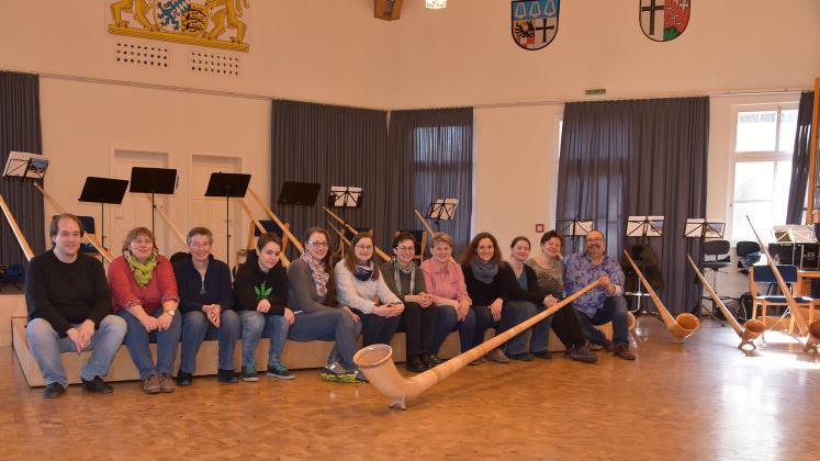 Alphorn ist auch etwas für Damen - das erfuhren die zehn Teilnehmerinnen am Alphorn-Wochenende des Nordbayerischen Musikbunds unter der Leitung von Ralf Denninger (rechts) und Stefen Burkhard (links). Andreas Kleinhenz