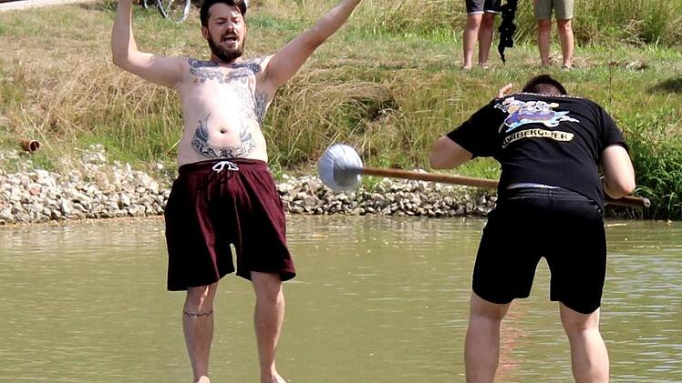 Sebastian Rödel aus Nankendorf mit dem Siegerstoß   Foto: Richard Sänger