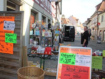 Manfred Weigand vor seinem Laden in der Hauptstraße. Gestern war offiziell Schluss.