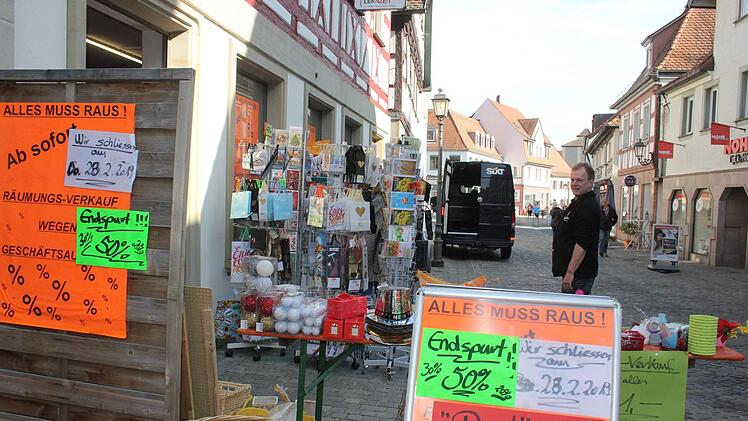 Manfred Weigand vor seinem Laden in der Hauptstraße. Gestern war offiziell Schluss.