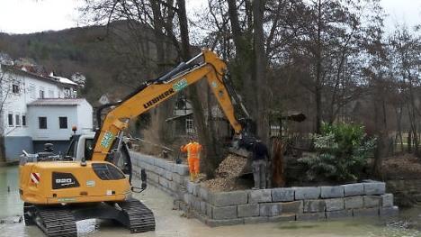 Der Bagger bei den Arbeiten an der Muggendorfer Insel Foto: Paul Pöhlmann