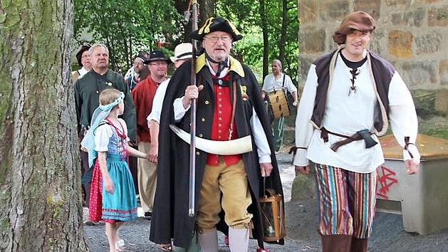 Der Umzug der historischen Festgesellschaft darf zur Markter&ouml;ffnung nicht fehlen. Fotos: Eckehard Kiesewetter