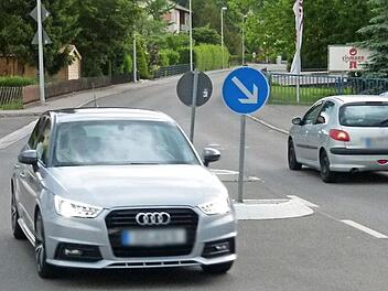 Der "Stein des Anstoßes", die Querungshilfe in der Coburger Straße in Grub am Forst, wird nicht beseitigt. Foto: Lothar Weidner