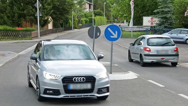 Der "Stein des Anstoßes", die Querungshilfe in der Coburger Straße in Grub am Forst, wird nicht beseitigt. Foto: Lothar Weidner