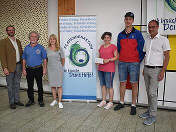 Die jüngste Spendenübergabe fand in Fuldas Verlagshaus Parzeller statt (von links) Verleger Michael Schmitt, Jochen Burk (Bergwacht Oberbach), Petra Heurich (DJK Kothen), Simone Ott (Jugendbildungsstätte Volkersberg), Johannes Voll (Bergwacht Oberbach) und  Chefredakteur Michael Tillmann. Foto: Hanna Wiehe